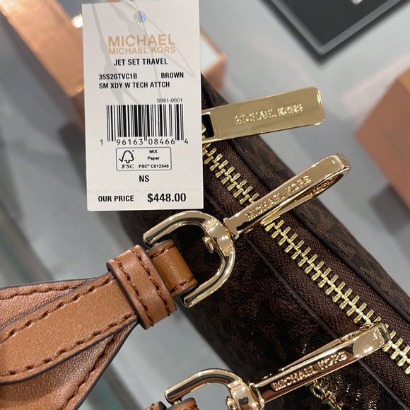 MICHAEL KORS
Jet Set Logo Crossbody Bag with Case for Apple Airpods Pro®
Brown - Picture 11 of 16